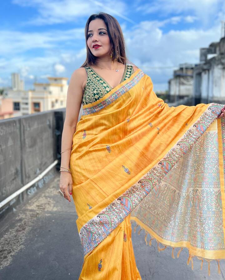 વાસ્તવમાં, મોનાલિસા તેના ઇન્સ્ટાગ્રામ એકાઉન્ટ પર હંમેશા ફેન્સ સાથે જોડાયેલી રહે છે. હાલમાં જ તેણે પોતાનો ગ્લેમરસ અવતાર ચાહકો સાથે શેર કર્યો છે.