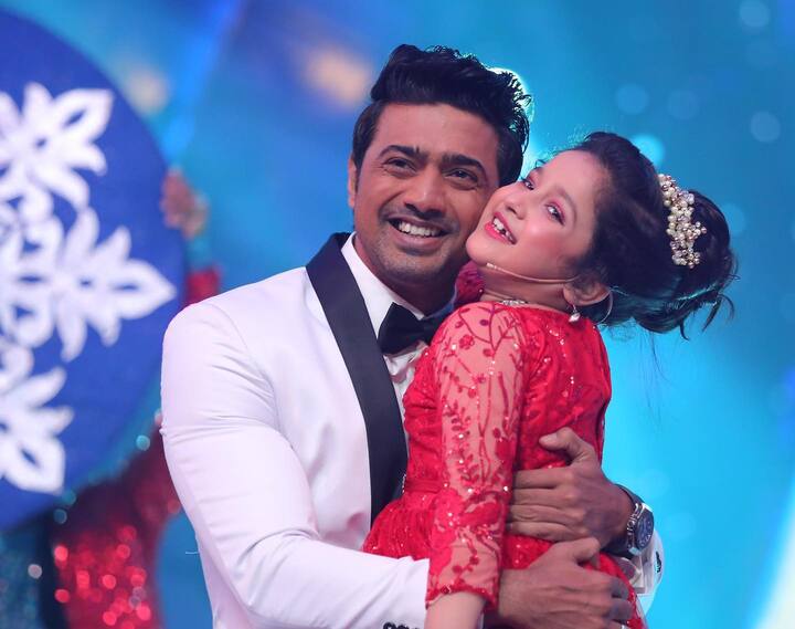 দেব আর রুক্মিণীর জুটি বড়পর্দায় বার বার দর্শকদের মুগ্ধ করেছে। আর এবার ছোটপর্দায় বিচারক হিসেবে তাঁদের বন্ধুত্ব ধরা পড়বে ক্যামেরায়। গোটা ভারত থেকেই এই অনুষ্ঠানে অংশগ্রহণ করতে এসেছে একঝাঁক খুদে। তাদের মধ্যে থেকেই সেরাদের বেছে নেবেন এই তারকারা।