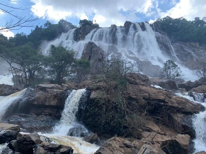पिछले 2 सालों से कोरोना महामारी के चलते मानसून के दौरान इन पर्यटन स्थलों को सैलानियों के लिए बंद कर रखा गया था लेकिन इस साल बड़ी संख्या में सैलानी बस्तर के इन खूबसूरत वॉटरफाल्स को देखने यहां पहुंच रहे हैं.