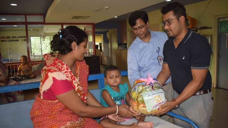 Sourav Ganguly Birthday Exclusive: Cancer affected children presented with gifts, fruits and flowers on BCCI presidents 50th birthday Ganguly Birthday Exclusive: মহৎ উদ্যোগ, সৌরভের পঞ্চাশতম জন্মদিনে ক্যান্সার আক্রান্ত শিশুদের উপহার বিলি