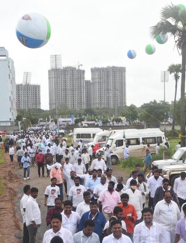 వైసీపీ ప్లీనరీకి తరలి వస్తున్న ఆ పార్టీ కార్యకర్తలు, నేతలు