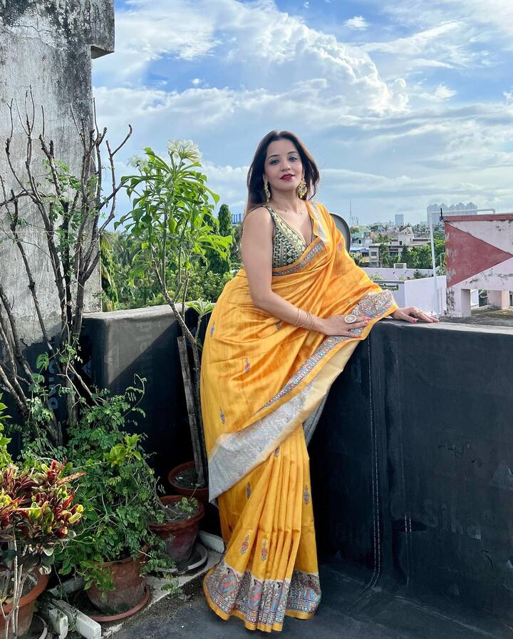 મોનાલિસાએ લાઇટ મેકઅપ અને સ્ટ્રેટ હેર સાથે પોતાનો લુક કમ્પ્લીટ કર્યો હતો. (All Photos-Instagram)