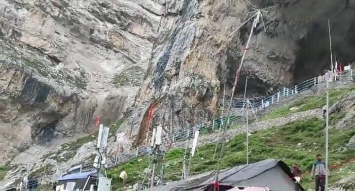 राहत और बचाव कार्य जारी है. ये हादसा करीब शाम साढ़े पांच बजे हुआ है.