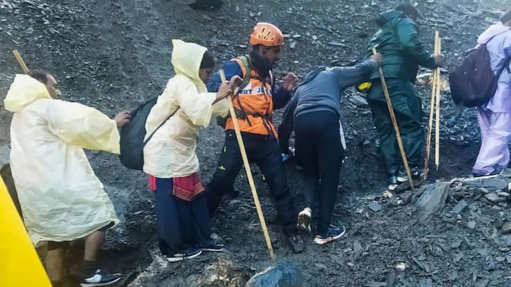 এদিন অমরনাথের ঘটনার খোঁজখবর নেন প্রধানমন্ত্রী। তাঁর আশ্বাস, দুর্গতদের পাশে দাঁড়ানোর সব রকম ব্যবস্থা করা হচ্ছে।