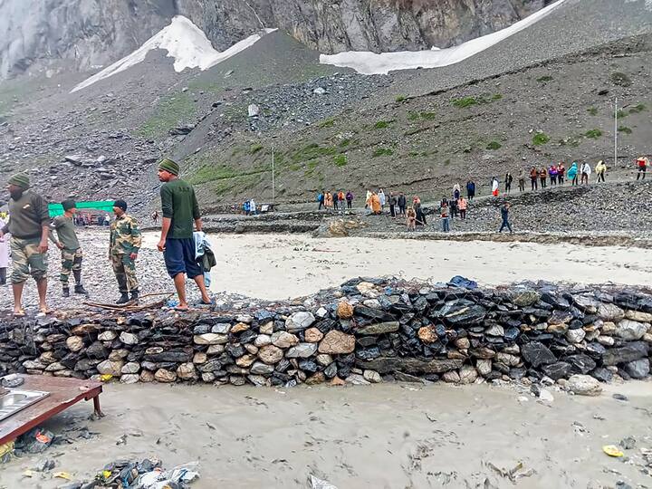 अमरनाथ गुफा के पास बादल फट गया है. बादल फटने पर सैलाब कैंप के बीच से गुजरा. हादसे में अब तक 10 लोगों की मौत की पुष्टि हुई है. कुदरत के इस कहर की दिल दहलाने वाली तस्वीरें सामने आई हैं.