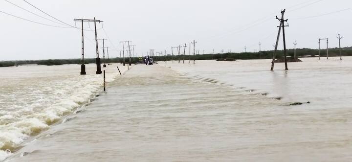 દ્વારકામાં મુશળધાર વરસાદને પગલે તાલુકાનો પોસીત્રા ગામ તરફ જતા  માર્ગ પર પાણી ભરાતા લોકોને હાલાકીનો સામનો કરવો પડ્યો.લુંણાઈ  માતાજી મંદિર વાળા પૂલિયા પર પાણી ફરી વળતા રસ્તો બંધ થયો.