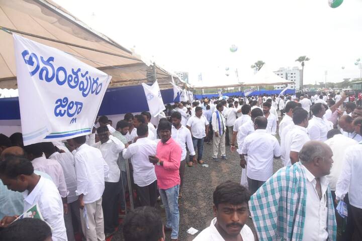 వైసీపీ ప్లీనరీలో కార్యకర్తలు