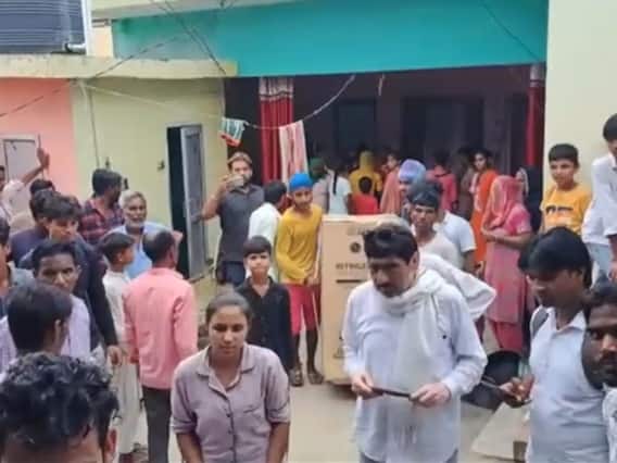 Roorkee News: शादी के दिन दूल्हे के परिजनों ने की कार और 11 लाख रुपये की मांग, दुल्हन के परिवार ने ठुकराया रिश्ता Roorkee News: शादी के दिन दूल्हे के परिजनों ने की कार और 11 लाख रुपये की मांग, दुल्हन के परिवार ने ठुकराया रिश्ता