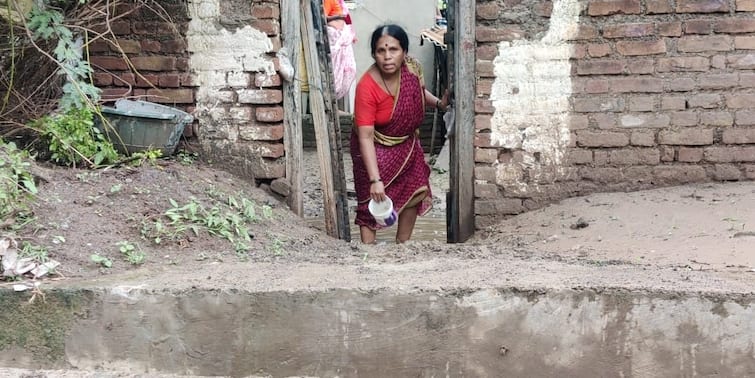 Akola Rain the river flooded due to rains, many houses in Agar village were severely damaged due to water intrusion Akola Rain : अकोल्यात पावसामुळे मोठं नुकसान, नदी-नाल्यांना पूर, आगर गावात अनेक घरात पाणी शिरलं