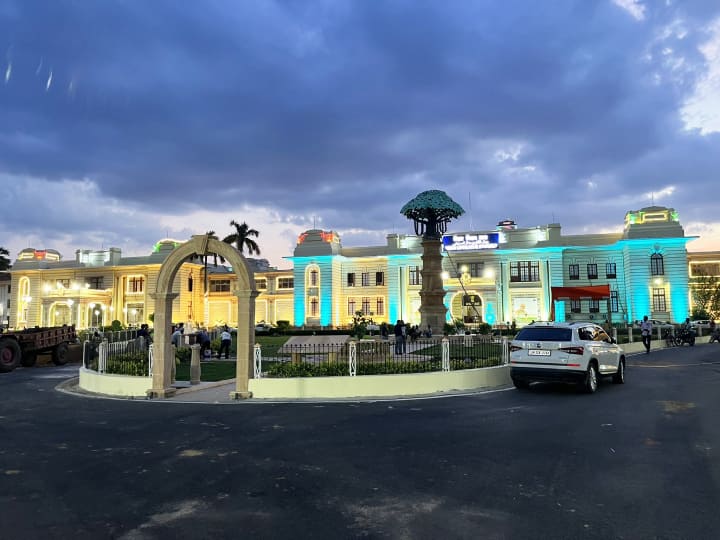 इस पूरे कार्यक्रम को लेकर बिहार विधानसभा को दुल्हन की तरह सजाया गया है. तस्वीर देखकर आप पहली नजर में धोखा खा जाएंगे. रात में नजारा ही बदल जाता है.