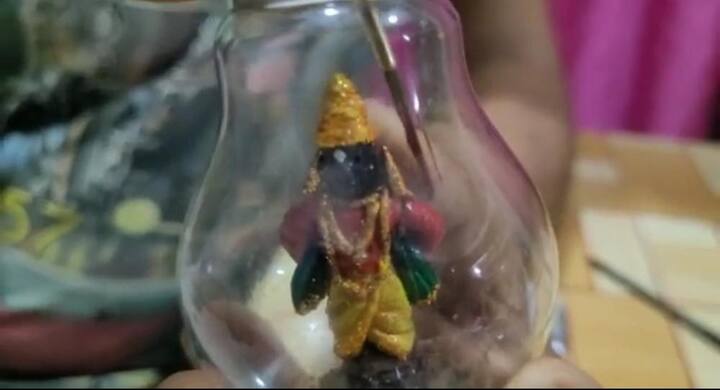 मातीपासून तयार केलेली तीन सेंटीमीटर उंचीची ही मूर्ती एका छोट्याशा बल्बमध्ये उतरवून पांडुरंगाची कलाकृती साकारली आहे.