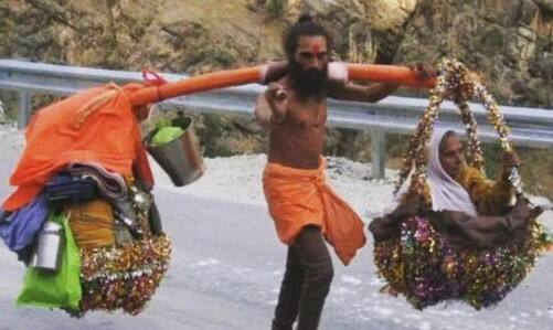 anupam kher tweet modern day shravan kumar photo offers financial help for pilgrimage marathi news updates Trending News : दृष्टीहीन आईला 20 वर्षांपासून तीर्थयात्रेला नेणारा 'श्रावण बाळ'; अनुपम खेर म्हणतात...