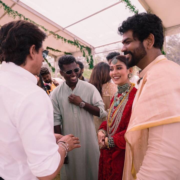 शाहरुख खान की मौजूदगी ने ही नयनतारा और विग्नेश शिवन की शादी को खास बनाया है, जिसका अंदाजा आप इन तस्वीरों के माध्यम से आसानी से लगा सकते हैं.
