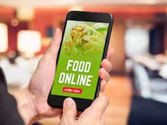 வாடிக்கையளர்களுக்கு இலவசமாக உணவு மற்றும் மதுவை விநியோகம் செய்த அமெரிக்க செயலி!