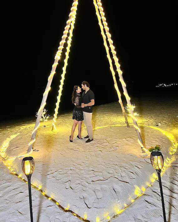 ਦਿਵਯੰਕਾ ਤ੍ਰਿਪਾਠੀ ਨੇ ਆਪਣੇ ਇੰਸਟਾਗ੍ਰਾਮ ਅਕਾਊਂਟ 'ਤੇ ਵਿਆਹ ਦੀ ਵਰ੍ਹੇਗੰਢ ਦੇ ਜਸ਼ਨ ਦੀਆਂ ਰੋਮਾਂਟਿਕ ਤਸਵੀਰਾਂ ਸ਼ੇਅਰ ਕੀਤੀਆਂ ਹਨ। ਤਸਵੀਰਾਂ 'ਚ ਉਨ੍ਹਾਂ ਨੂੰ ਇੱਕ-ਦੂਜੇ ਦੇ ਪਿਆਰ 'ਚ ਗੁਆਚਿਆ ਦੇਖਿਆ ਜਾ ਸਕਦਾ ਹੈ।