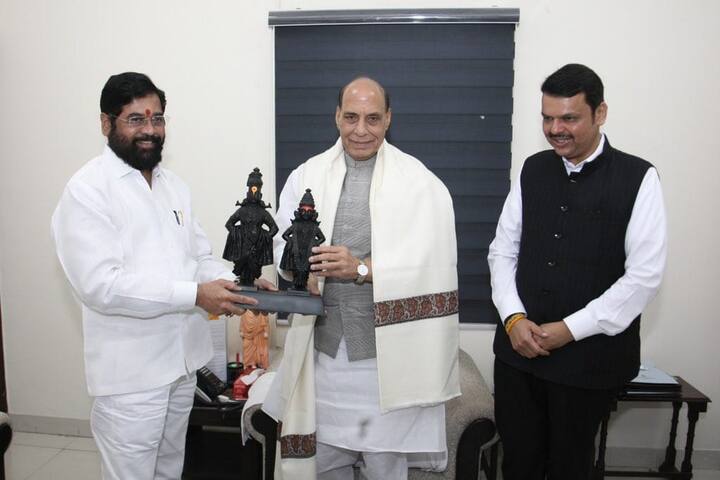 त्यानंतर शिंदे आणि फडणवीस यांनी केंद्रीय संरक्षण मंत्री राजनाथ सिंह यांची भेट घेतली.