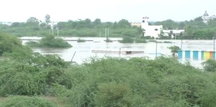 नांदेड शहरातील कौठा, सिडको, मुदखेड, मुखेड अर्धापूर शहरातील दुर्गानगर भागात घरात पाणी शिरले आहे.