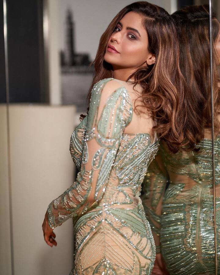 આમના શરીફે ફરી એકવાર આકર્ષક સ્ટાઈલ જોઈને ફેન્સ તેના વખાણ કરતા જોવા મળી રહ્યા છે. બોડીકોન ડ્રેસમાં આમનાનો હોટ અંદાજ જોવા મળ્યો છે.