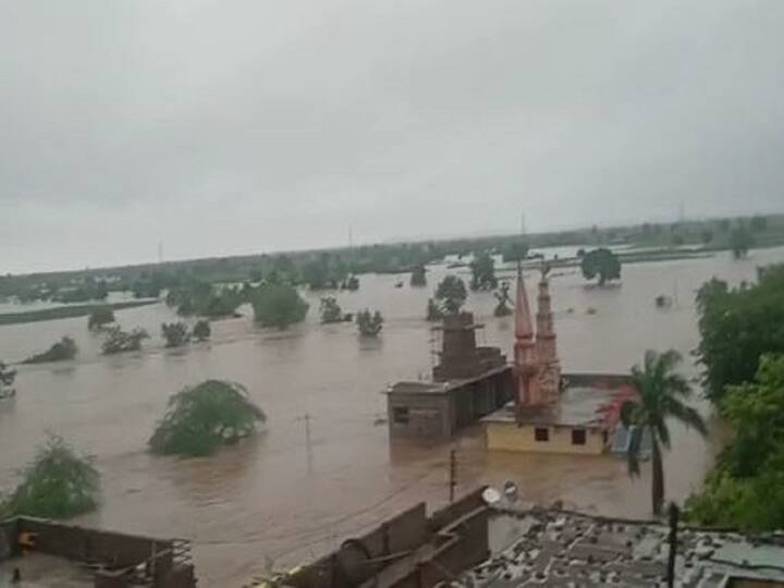 Marathwada Rain News Heavy rains in many places in Marathwada, severe damage to agricultural crops Marathwada Rain : मराठवाड्यात पावसाचा हाहाकार, अनेक गावांचा संपर्क तुटला, हजारो हेक्टरवरील पिकं पाण्याखाली
