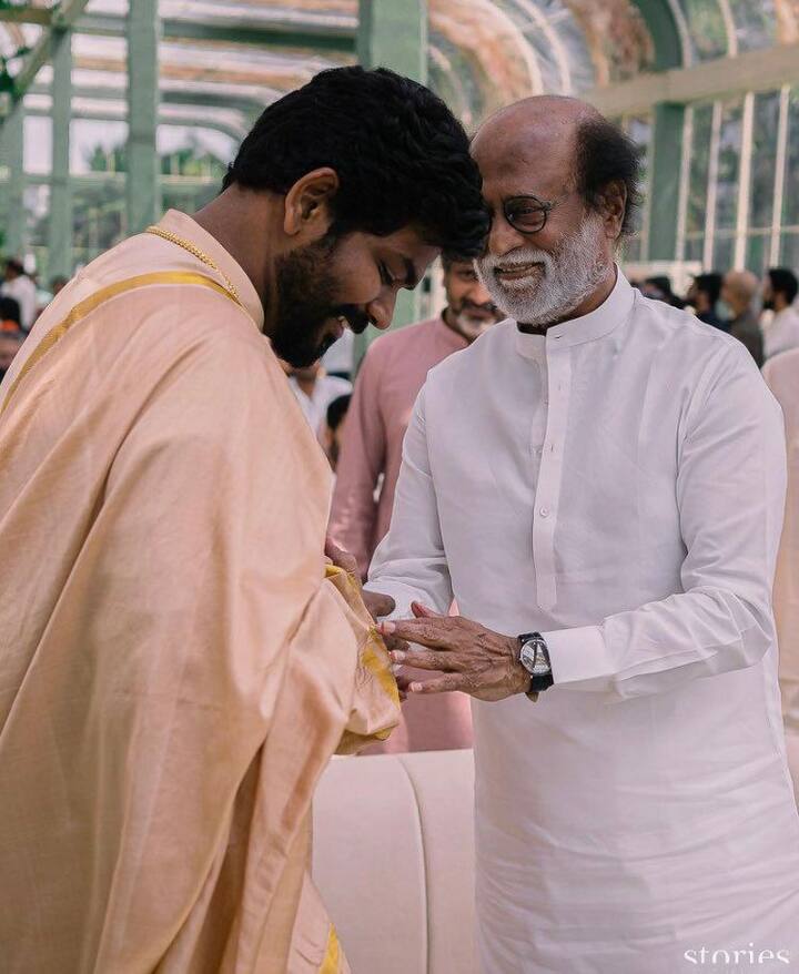 इतना ही नहीं विग्नेश शिवन को भी रजनीकांत शादी की मुबारकबाद देते हुए आशीर्वाद प्रदान करते दिखाई दे रहे हैं. वहीं विग्नेश शिवन उनके आगे सिर झुकाए हुए हैं.