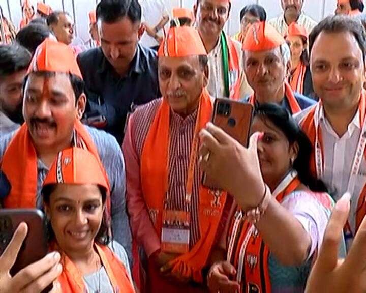 કાર્યક્રમ સ્થળે પૂર્વ સીએમ વિજય રૂપાણી પહોંચતા જ મહિલા કાર્યકર્તાઓએ તેમની સાથે સેલ્ફી લેવા પડાપડી કરી હતી.