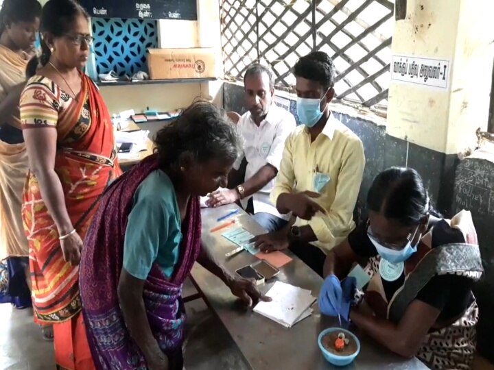 கொள்ளிடத்தில் பார்வை தெரியாதவர் வாக்கை பதிவு  செய்த அலுவலர்; அதிமுகவினர் வாக்குவாதத்தால் வாக்கு பதிவு நிறுத்தம்..!