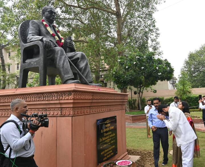 त्यानंतर शिंदे यांनी भारतरत्न डॉ बाबासाहेब आंबेडकरांच्या पुतळ्याला अभिवादन केलं.