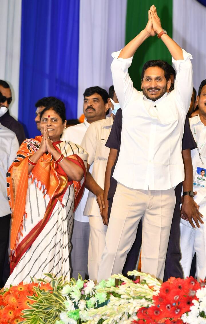 ప్లీనరీలో కార్యకర్తలు, నేతలకు అభివాదం చేస్తున్న సీఎం జగన్