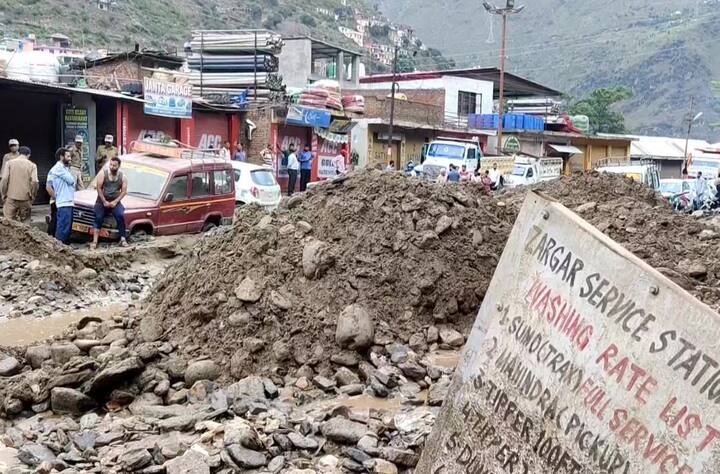 જમ્મુ-કાશ્મીરમાં અમરનાથ ગુફા પાસે વાદળ ફાટવાને કારણે તબાહી મચી ગઈ છે. આ ઘટનામાં અત્યાર સુધીમાં 15 લોકોના મોત થયા છે