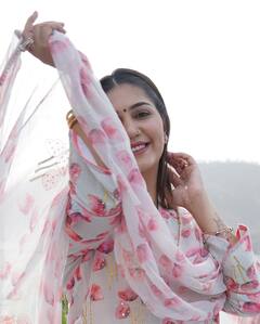 Sapna Choudhary Desi Look: माथे पर बिंदी लगाए देसी लुक में नजर आईं सपना चौधरी, सादगी ने लूटा फैन्स का दिल