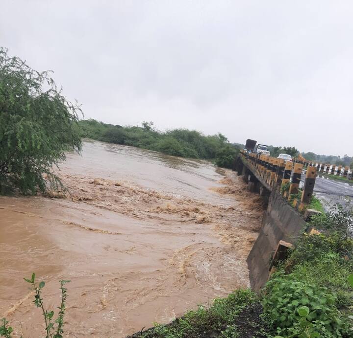 ढगफुटी सदृश्य पाऊसामुळे हजारो हेक्टरवरील पिके पाण्याखाली गेली आहेत.