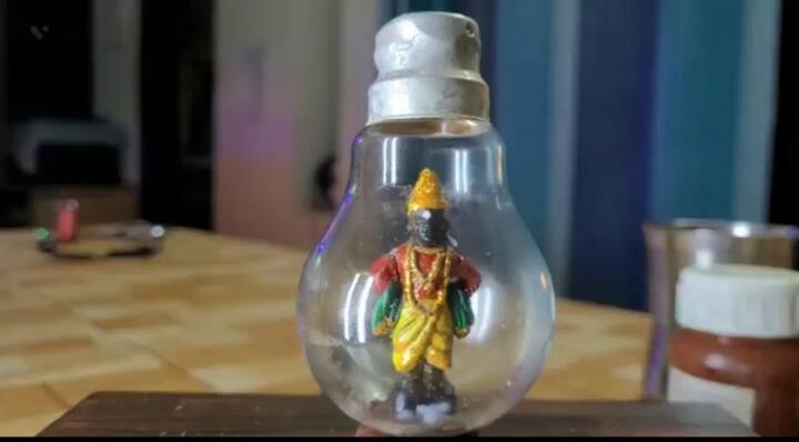 चित्रकार समीर चांदरकर यांनी उद्या (10 जुलै) असलेल्या आषाढी एकादशी निमित्ताने बल्बमध्ये विठ्ठलाची प्रतिकृती साकारली आहे.