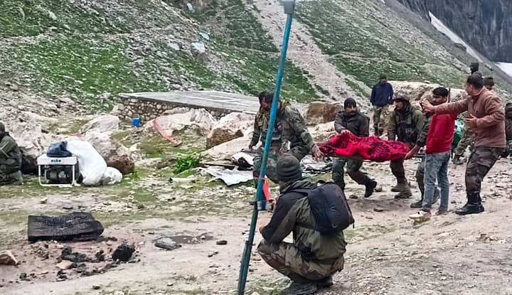 અમરનાથમાં વાદળ ફાટવાથી સર્જાયેલી તબાહી બાદ બચાવ કામગીરી ચાલી રહી છે. આ અંગે એનડીઆરએફના ડીજી અતુલ કરવલે જણાવ્યું કે 16 લોકોના મોત થયા છે અને 40 લોકો ગુમ છે. ગઈકાલે બચાવ કાર્ય સાંજે 4.30 વાગ્યા સુધી ચાલ્યું હતું, ત્યારબાદ વરસાદના કારણે બચાવ કામગીરી અટકાવી દેવામાં આવી હતી અને સવારે 6 વાગ્યાથી બચાવ કામગીરી શરૂ કરવામાં આવી હતી.