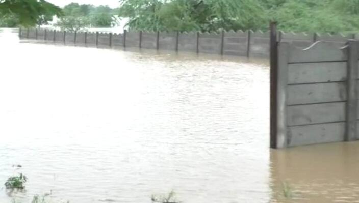 शहरातील सर्व रस्ते पाण्याखाली गेल्याची परिस्थिती आहे.
