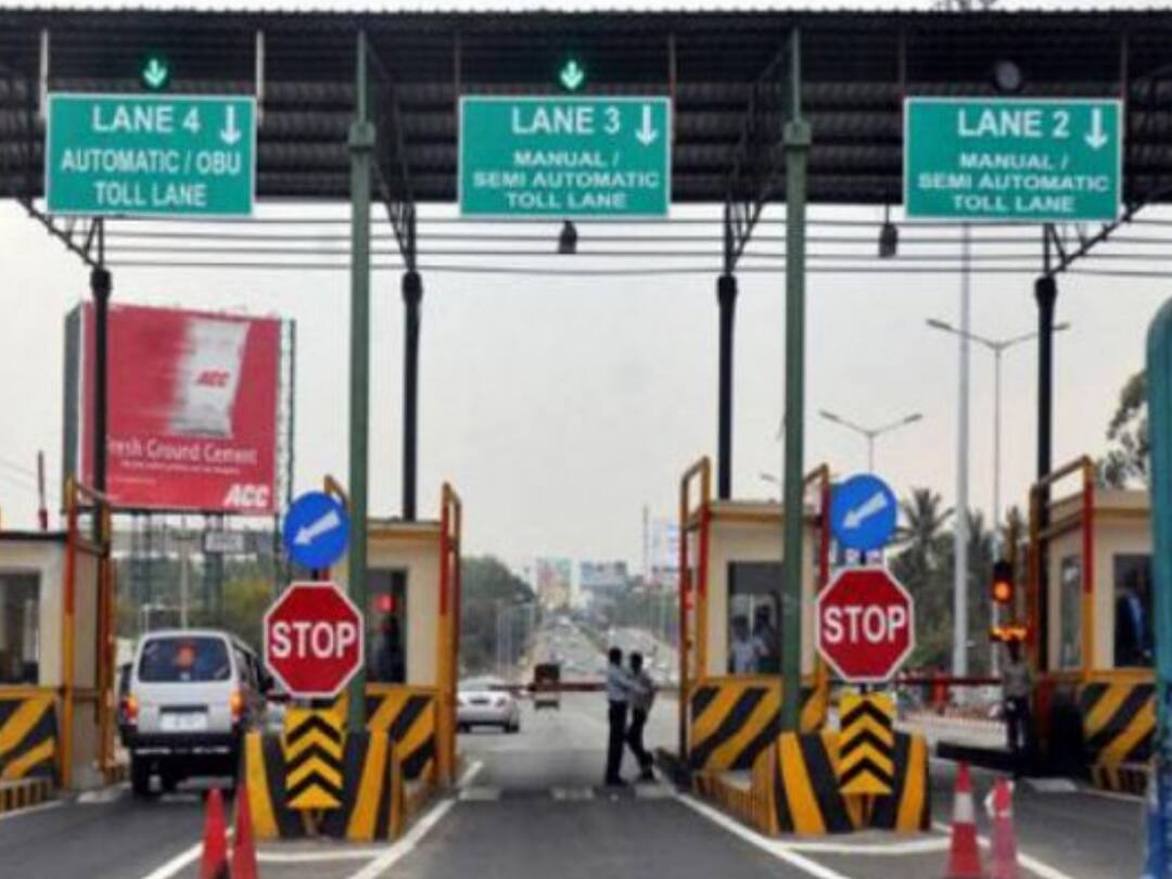 Pune Ashadhi Wari Toll Free: पाटस टोल नाक्यावर वारकऱ्यांकडून केली टोल वसूली; मॅनेजर सह 4 जणांवर गुन्हा दाखल Collection of toll collected from Warkaris at Patas Toll Naka; Filed a case against 4 people including the manager Pune Ashadhi Wari Toll Free: पाटस टोल नाक्यावर वारकऱ्यांकडून केली टोल वसूली; मॅनेजर सह 4 जणांवर गुन्हा दाखल