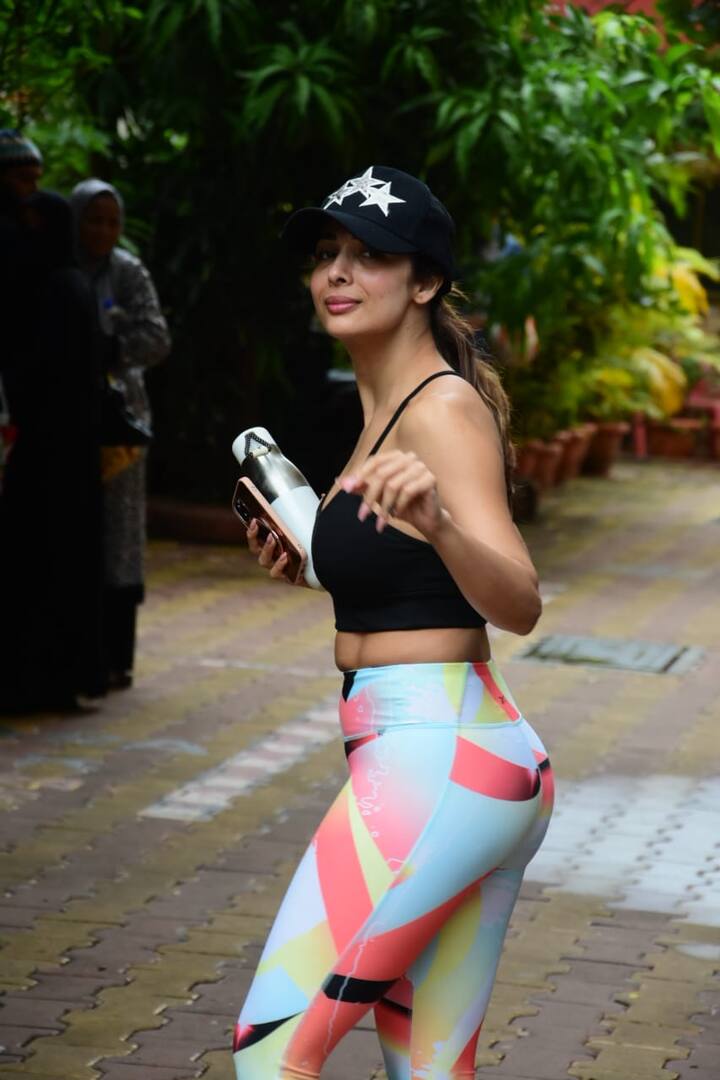 मलाइका अरोड़ा अपने इंस्टाग्राम पर जिम और फिटनेस के कई वीडियोज पोस्ट करती रहती हैं. वहीं उनके बाहर निकलने पर पैपराजी भी उनकी झलकें कैद करने से पीछे नहीं हटते.