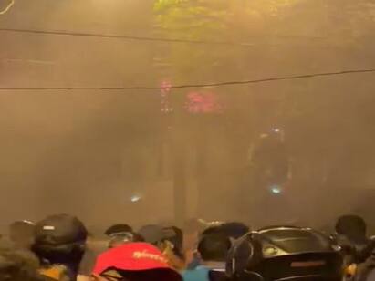 Protesters set pm residence on fire in sri lanka இலங்கை பதட்டம்! ரணில்  வீட்டுக்கு தீ வைத்த போராட்டக்காரர்கள்! அடித்து நொறுக்கப்பட்ட வீடு!