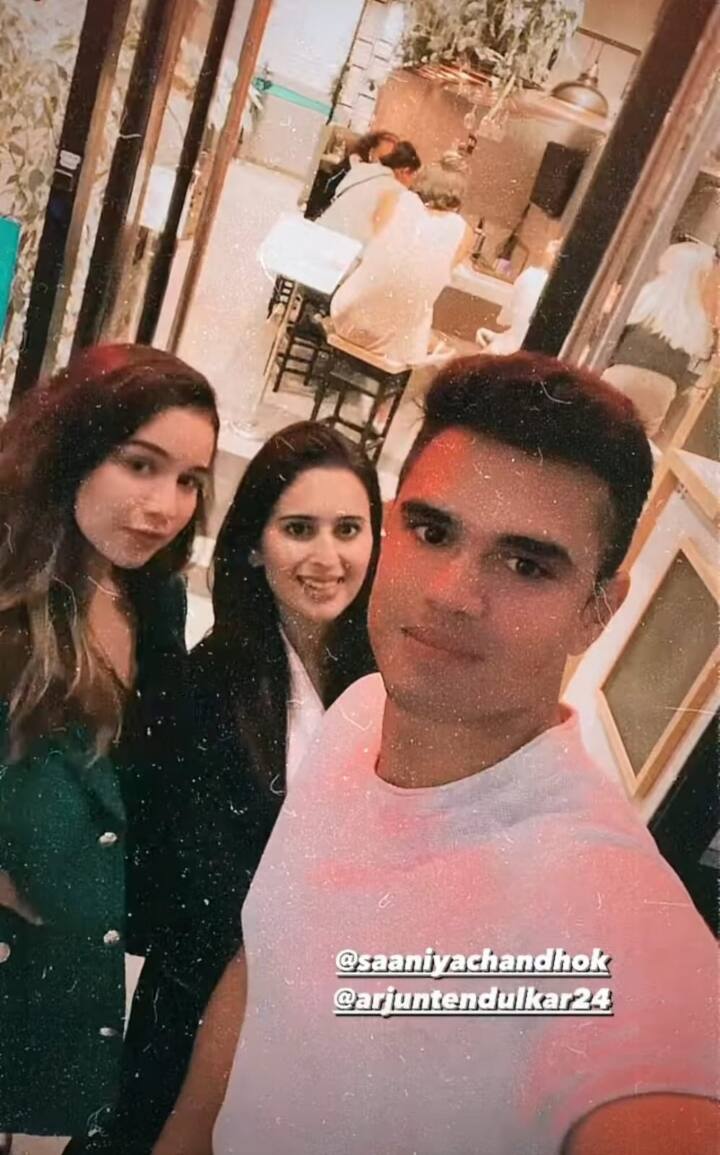 सारा तेंदुलकर ने अपने ताजा इंस्टाग्राम स्टोरी में अपने फैंस से मजाकिया सवाल पूछा है. दरअसल, सारा ने अपने फैंस से पूछा कि उसके और भाई अर्जुन तेंदुलकर में इस बात पर बहस होती रहती है कि दोनों एक जैसे लगते हैं या फिर जुड़वां है. इस पर सारा ने अपने फैंस से सवाल पूछा है.