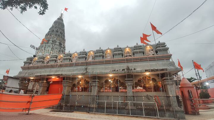 मंदिरातील श्री विठ्ठल-रखुमाई मूर्तीची आकर्षक पद्धतीने सजावट करून आकर्षक विद्युत रोषणाई करण्यात आली आहे. (फोटो - अनिकेत घोडके)