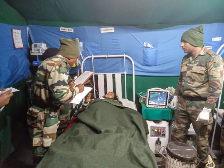 अमरनाथ यात्रा के दौरान बादल फटने से कम से कम 16 लोगों की मौत हो गई जबकि 60 से अधिक लोग घायल हुए हैं. वहीं भारतीय सेना लोगों को बचाने के काम जुटी हुई है.