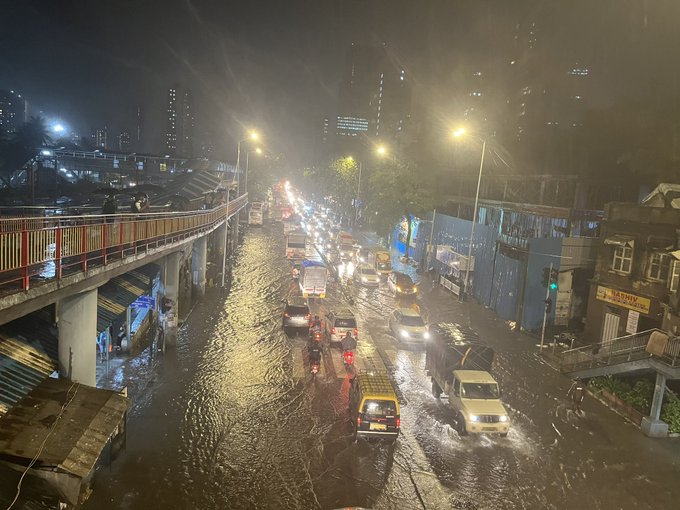 Maharashtra Mumbai Rain : राज्याच्या विविध भागात पावसाची जोरदार हजेरी, नागरिकांना सतर्कतेचा इशारा