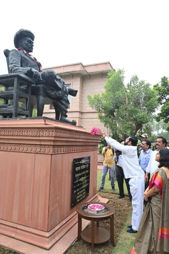 मुख्यमंत्री शिंदे यांनी महात्मा फुले यांच्या प्रतिमेलाही वंदन केलं