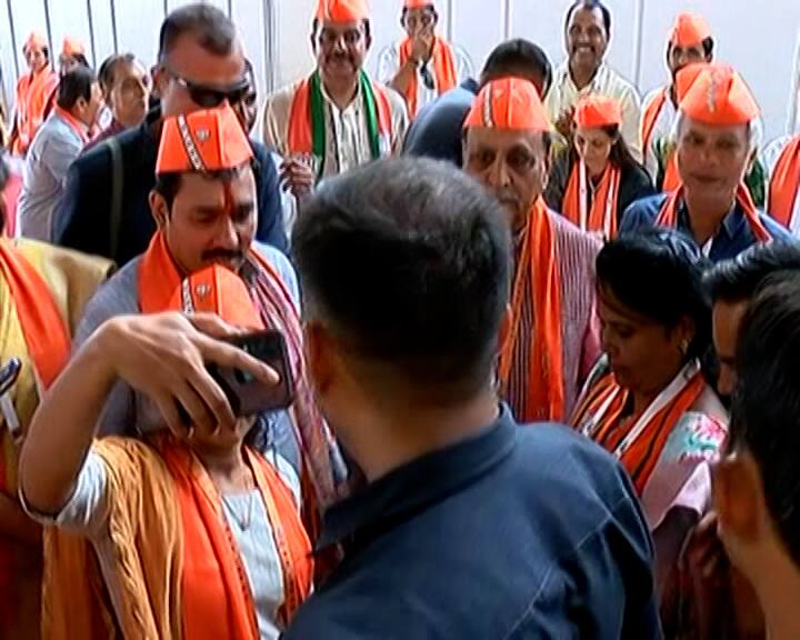 કારોબારી બેઠકમાં સી.આર.પાટીલે કહ્યું, ચૂંટણીના સમયમાં જવાબદાર લોકો સિવાય કોઈએ નિવેદનો ન આપવા. ટીવી ડીબેટમાં ભાજપનો કોઈ કાર્યકર્તા જાય નહીં તેવી કડક સૂચના છે.