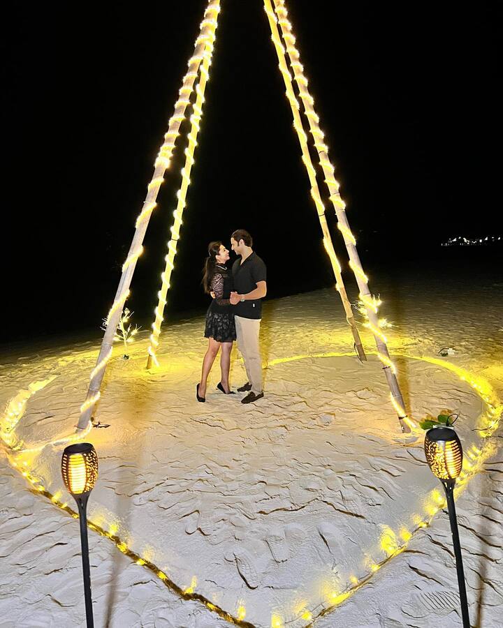 दिव्यांका त्रिपाठी ने अपने इंस्टाग्राम अकाउंट पर अपने मैरिज एनिवर्सरी सेलिब्रेशन की रोमांटिक फोटोज शेयर की हैं. तस्वीरों में उन्हें एक-दूसरे के प्यार में खोए हुए देखा जा सकता है.