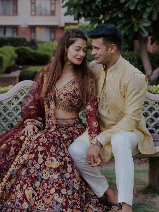 बताते चलें कि संग्राम सिंह और पायल रोहतगी की शादी (Payal Rohatgi Sangram Singh Wedding) बहुत ही निजी तरीके से होगी. इसमें सिर्फ उनके परिवार के लोग और कुछ खास मेहमान ही शामिल होंगे.
