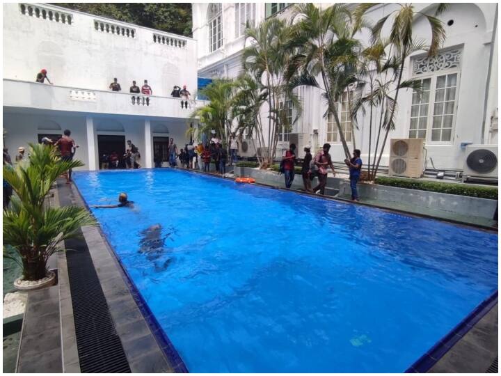 Sri Lanka Crisis Protesters occupied Rashtrapati Bhavan in Sri Lanka seen using the swimming pool Sri Lanka Crisis: श्रीलंका में राष्ट्रपति भवन पर प्रदर्शनकारियों का कब्जा, स्विमिंग पूल में की मस्ती, किचन में भी घुसे