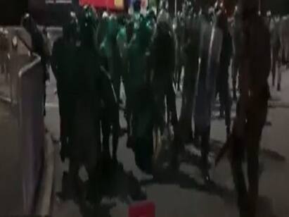 Four News  journalists attacked by security forces in sri lanka இலங்கையில் தொடரும் பதட்டம்! பத்திரிகையாளர்களை கொடூரமாக தாக்கும் பாதுகாப்புப் படை - ஷாக் வீடியோ!