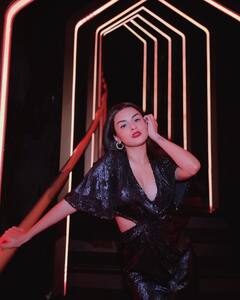 ડીપ નેક ડ્રેસમાં અવનીત કૌરે વધાર્યો તાપમાનનો પારો