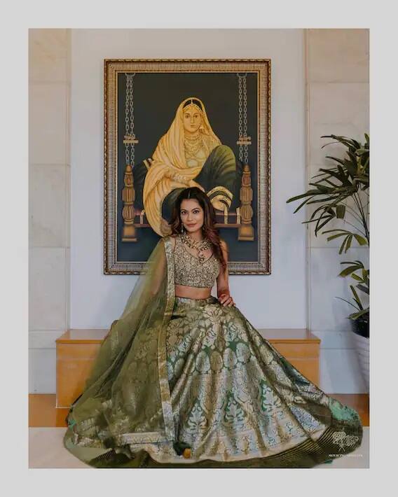 આની સાથે જ તેને સ્ટૉન જડિત જ્વેલરી કેરી કરી હતી, નેકલેસની સાથે તેને મેચિંગ ઇયરરિંગ્સ પહેરેલી હતી, અને એક હાથમાં એક કડુ પહેરેલુ હતુ.