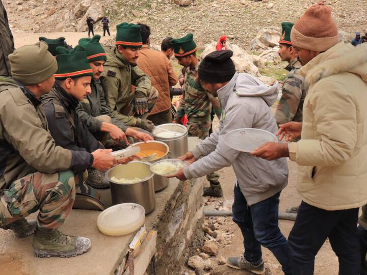 वायुसेना ने 500 फूड-पैकेट भी श्रीनगर से पंचतरणी (अमरनाथ यात्रा पर रुट) तक पहुंचाने का काम किया है.